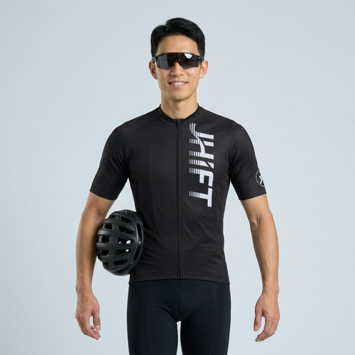 Lockere Vorderansicht mit Helm unter dem Arm und freiem Frontdruck