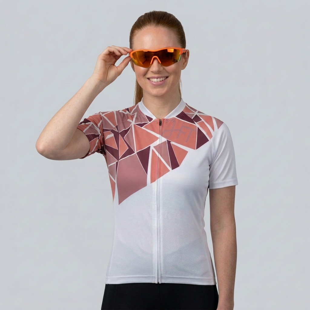 Neue Vorderansicht mit orangener Fahrradbrille und sportlicher Pose