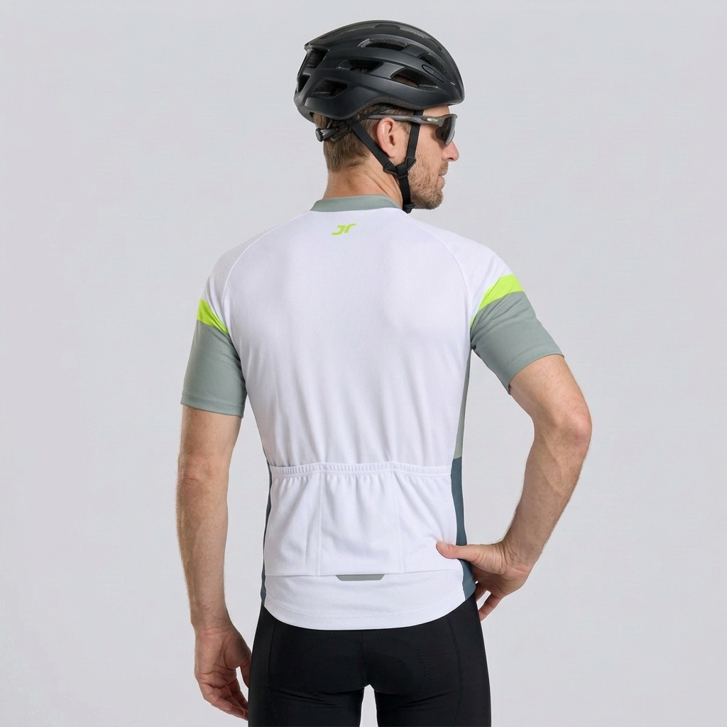 Rückansicht mit Helm, Radbrille und Blick über die Schulter