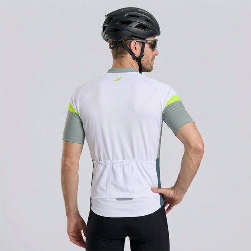 Rückansicht mit Helm, Radbrille und Blick über die Schulter