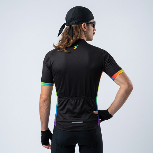 Rückansicht mit kleinem Regenbogen-Nackenlogo