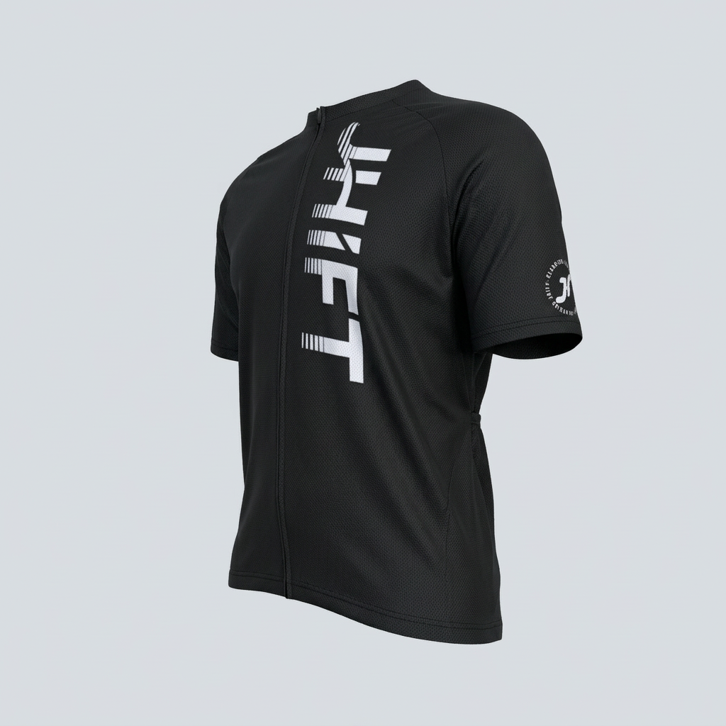 Schwarzes Herrentrikot in schräger Vorderansicht auf grauem Studiohintergrund