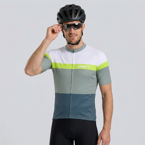 Vorderansicht mit Helm, Radbrille und lockerer Pose